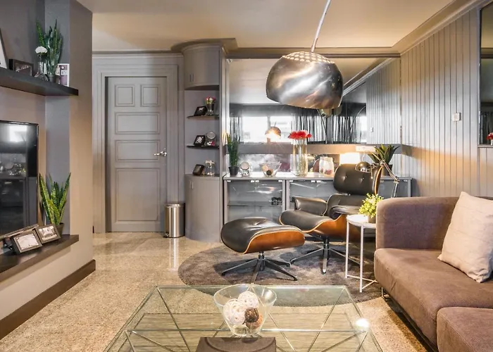 Laid Back Living In A Retro Chic Retreat *
