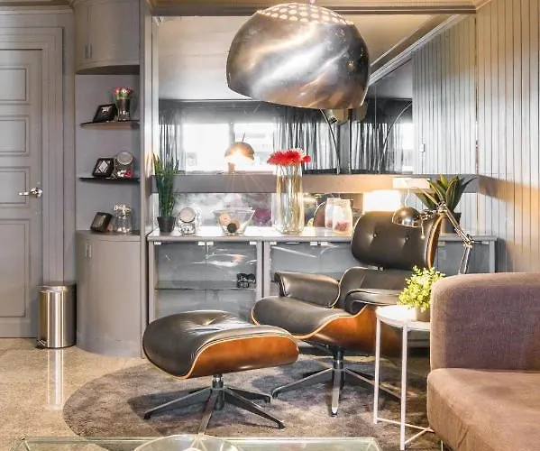 Laid Back Living In A Retro Chic Retreat